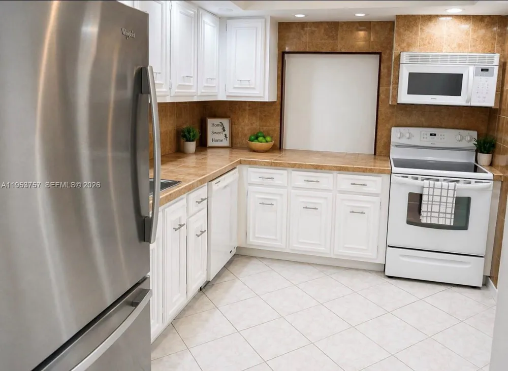 1000 Parkview Dr #528 Hallandale Beach, FL 33009