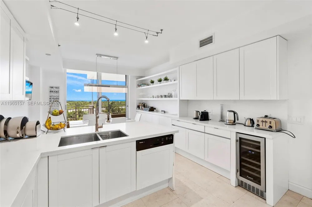 799 Crandon Blvd #605 Key Biscayne, FL 33149