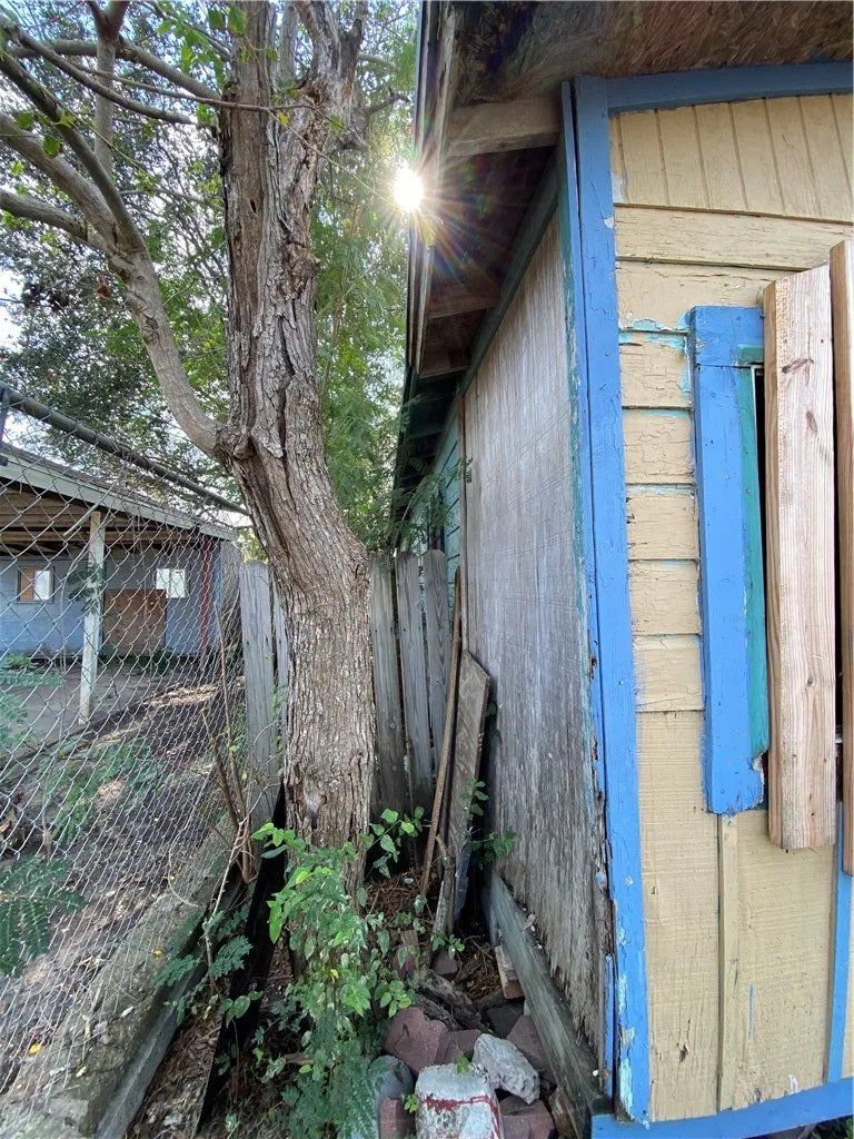 428 W Avenue F Robstown, TX 78380