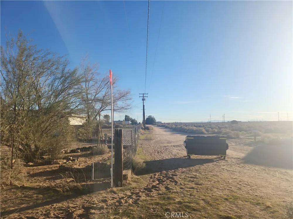 10 Edie Road Hinkley, CA 92347