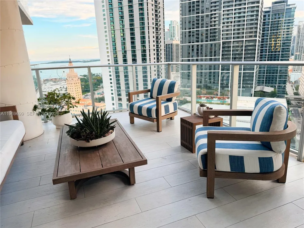 851 NE 1st Ave #2212 Miami, FL 33132