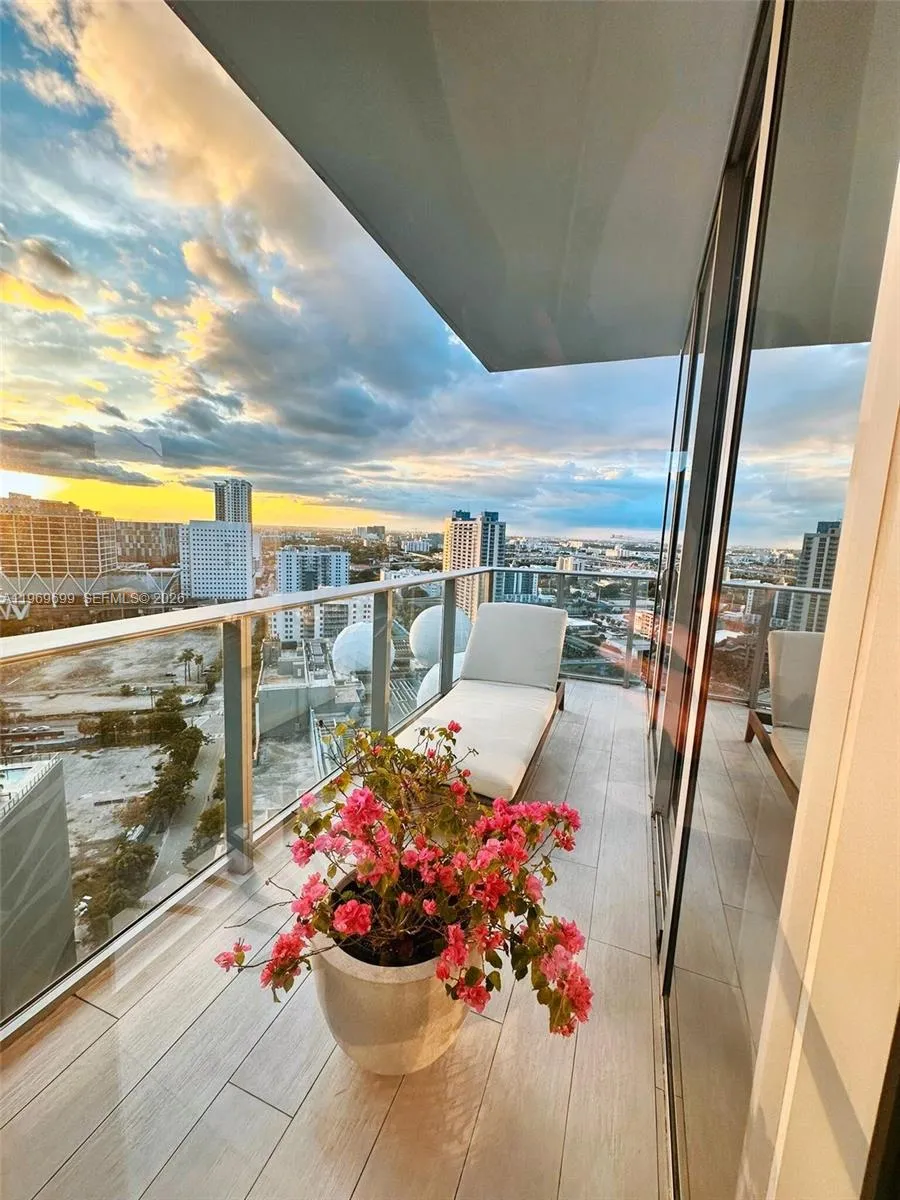 851 NE 1st Ave #2212 Miami, FL 33132