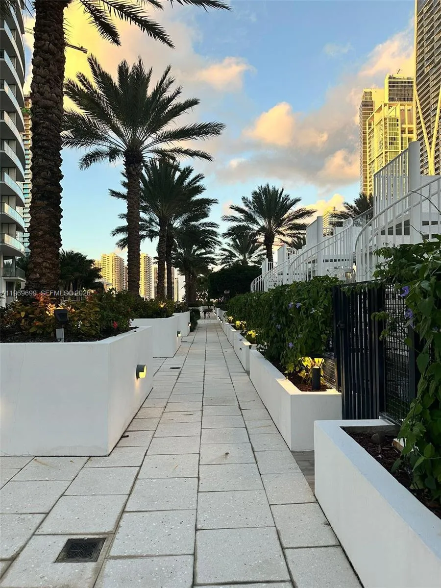 851 NE 1st Ave #2212 Miami, FL 33132