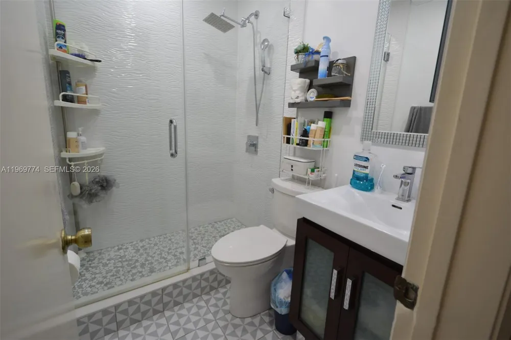 890 E 38th St Hialeah, FL 33013
