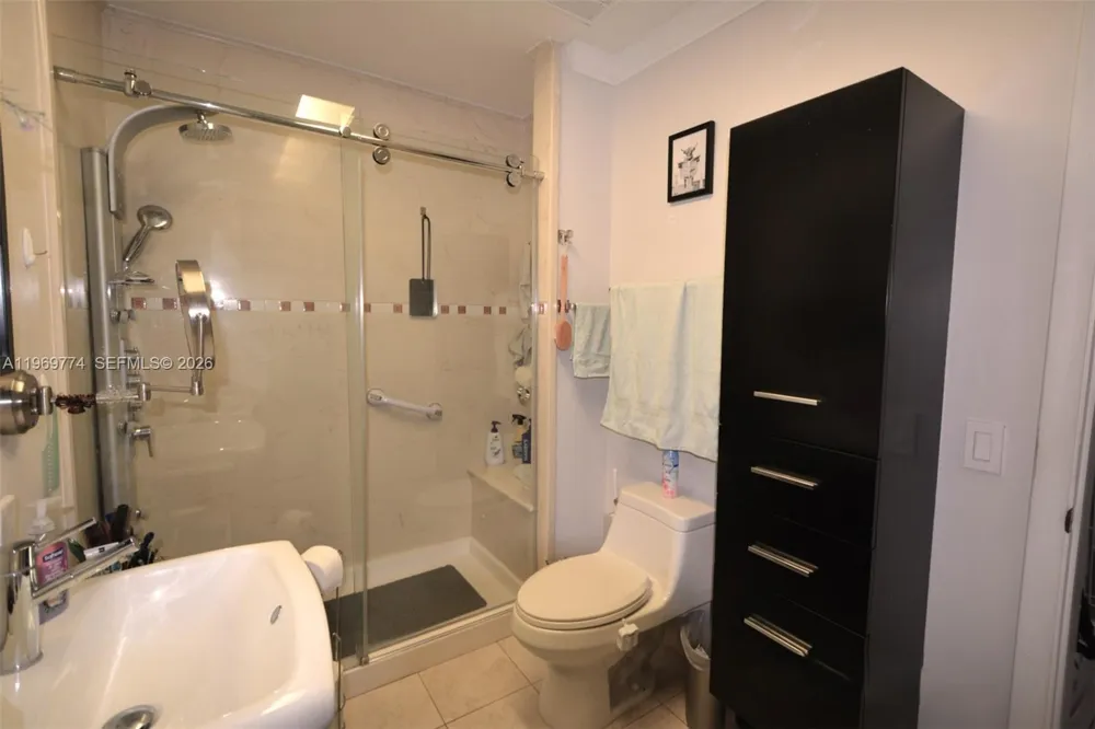 890 E 38th St Hialeah, FL 33013
