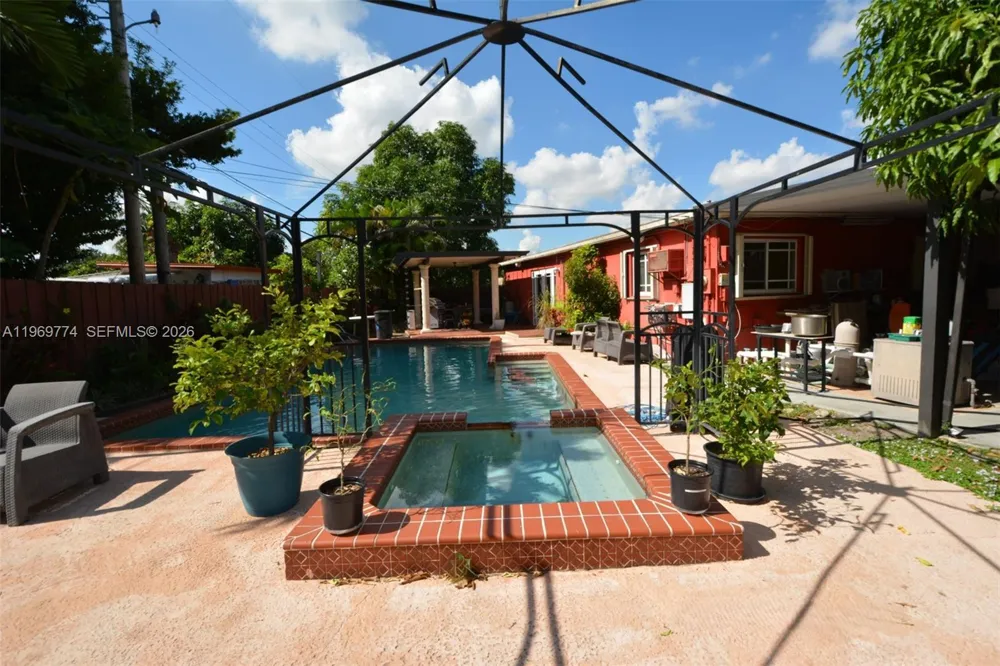 890 E 38th St Hialeah, FL 33013