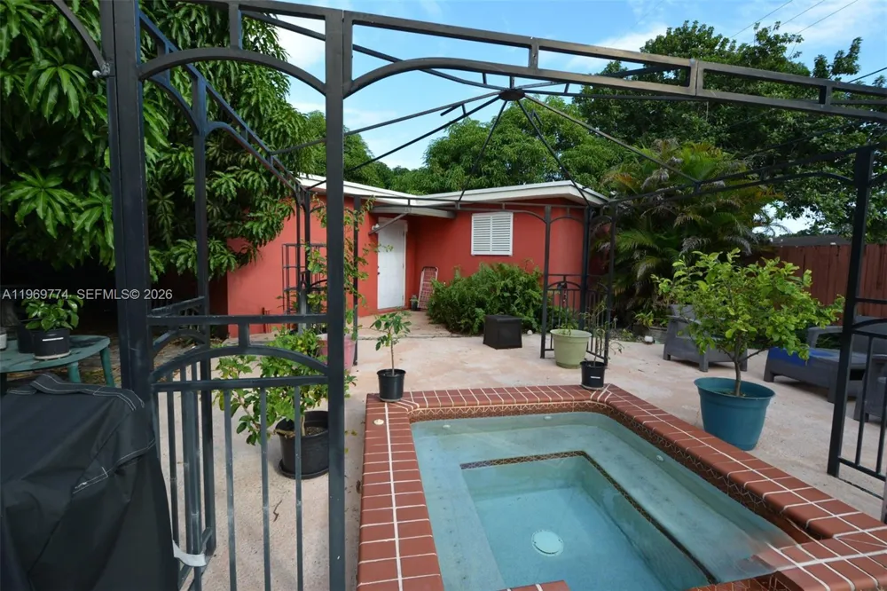 890 E 38th St Hialeah, FL 33013