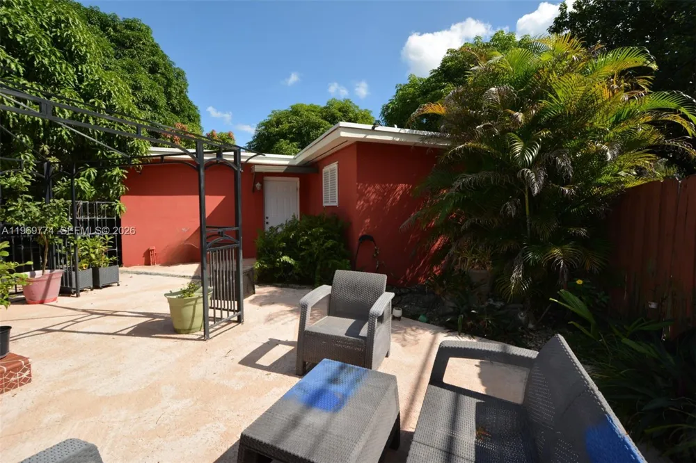 890 E 38th St Hialeah, FL 33013