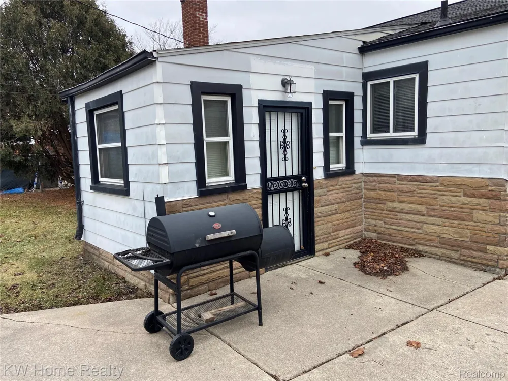 18100 Holland Avenue Eastpointe City, MI 48021