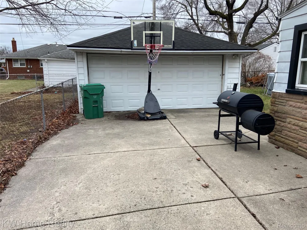 18100 Holland Avenue Eastpointe City, MI 48021