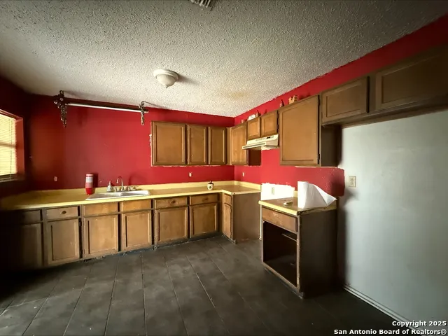 805 Continental Dr Three Rivers, TX 78071
