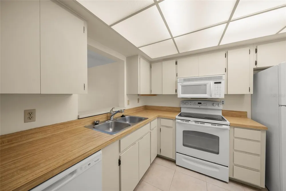 7860 PALM AIRE LANE #105 Sarasota, FL 34243