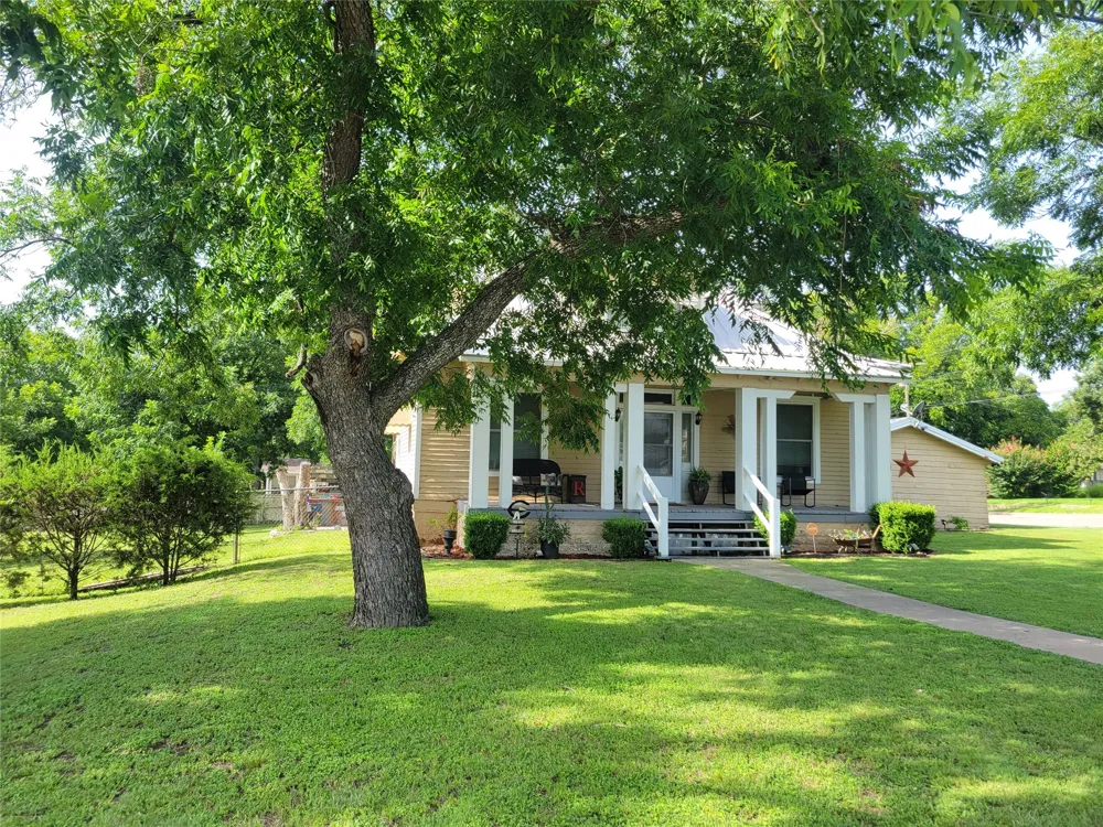 706 W Wrights Avenue Comanche, TX 76442