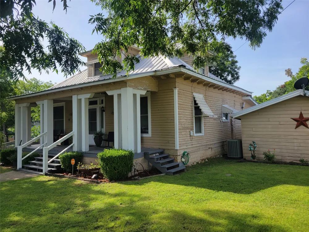 706 W Wrights Avenue Comanche, TX 76442