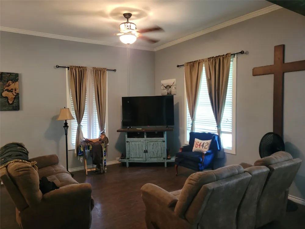 706 W Wrights Avenue Comanche, TX 76442