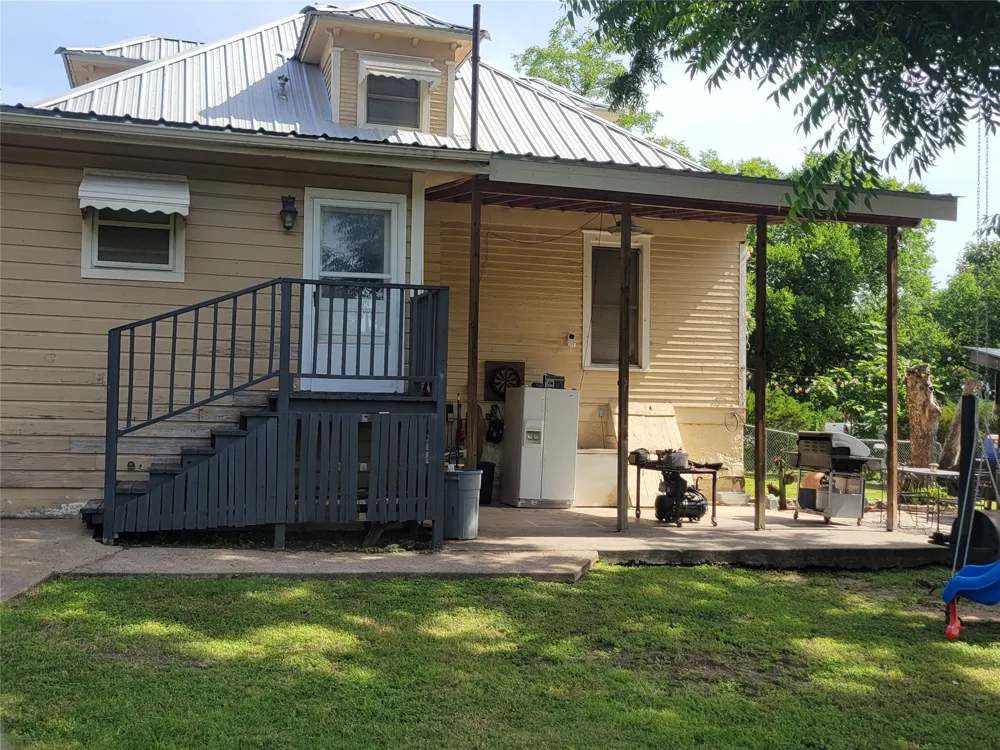 706 W Wrights Avenue Comanche, TX 76442