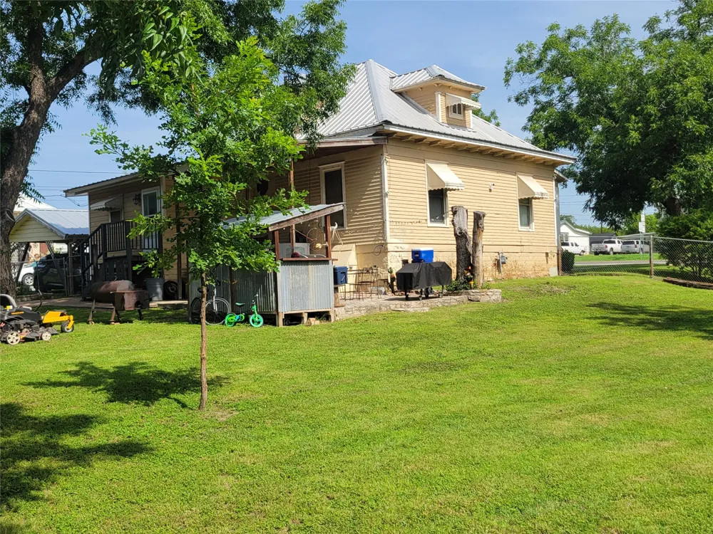 706 W Wrights Avenue Comanche, TX 76442