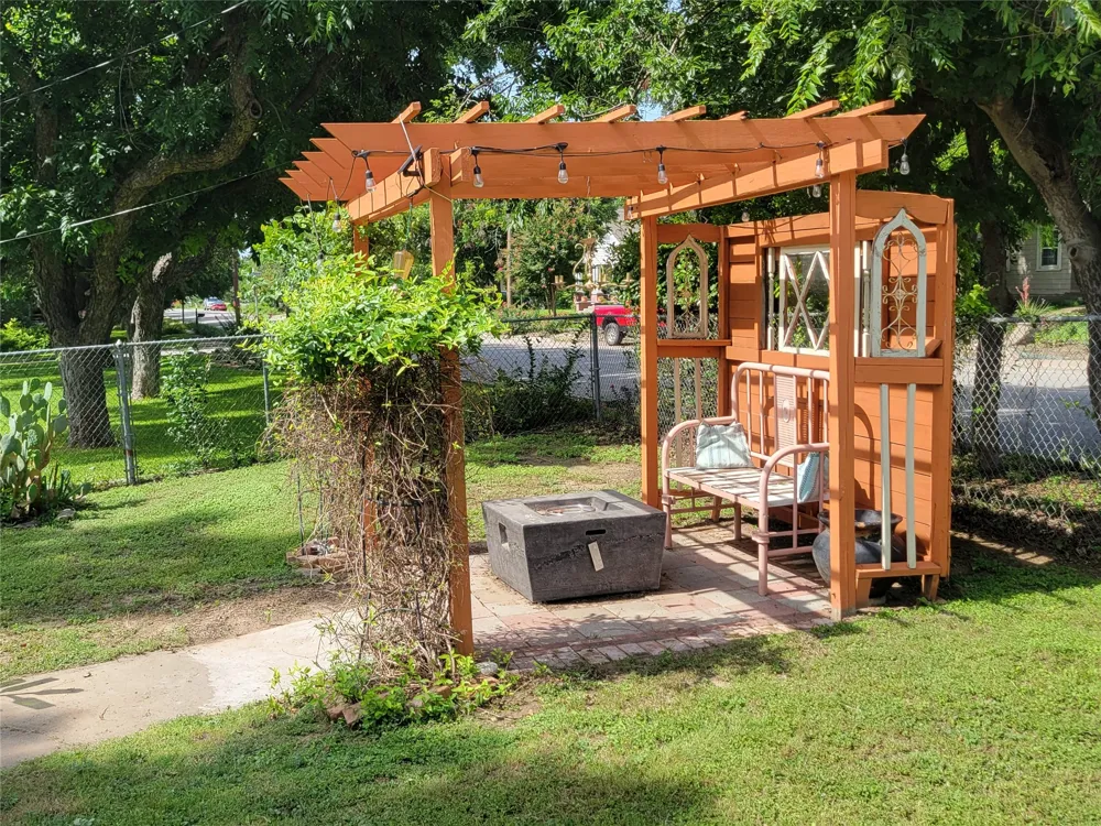 706 W Wrights Avenue Comanche, TX 76442