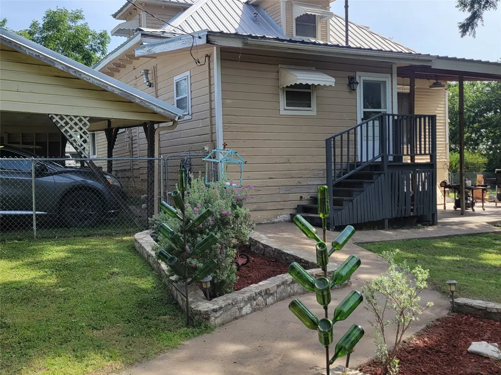 706 W Wrights Avenue Comanche, TX 76442