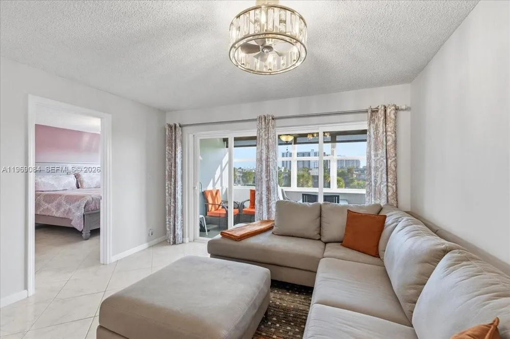 3201 NE 8th St #405 Pompano Beach, FL 33062