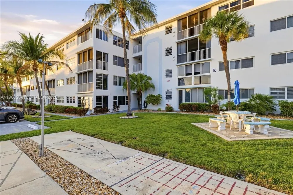 3201 NE 8th St #405 Pompano Beach, FL 33062