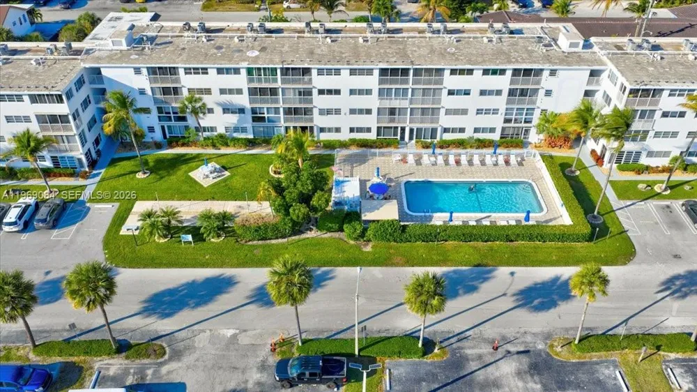 3201 NE 8th St #405 Pompano Beach, FL 33062