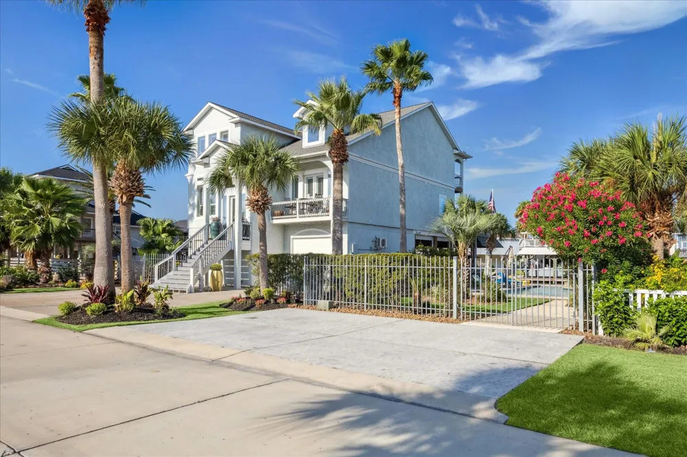 241 Tamana Drive Tiki Island, TX 77554