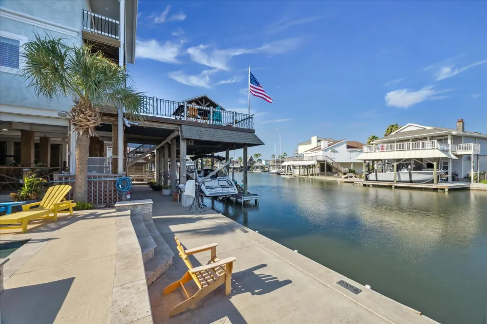 241 Tamana Drive Tiki Island, TX 77554