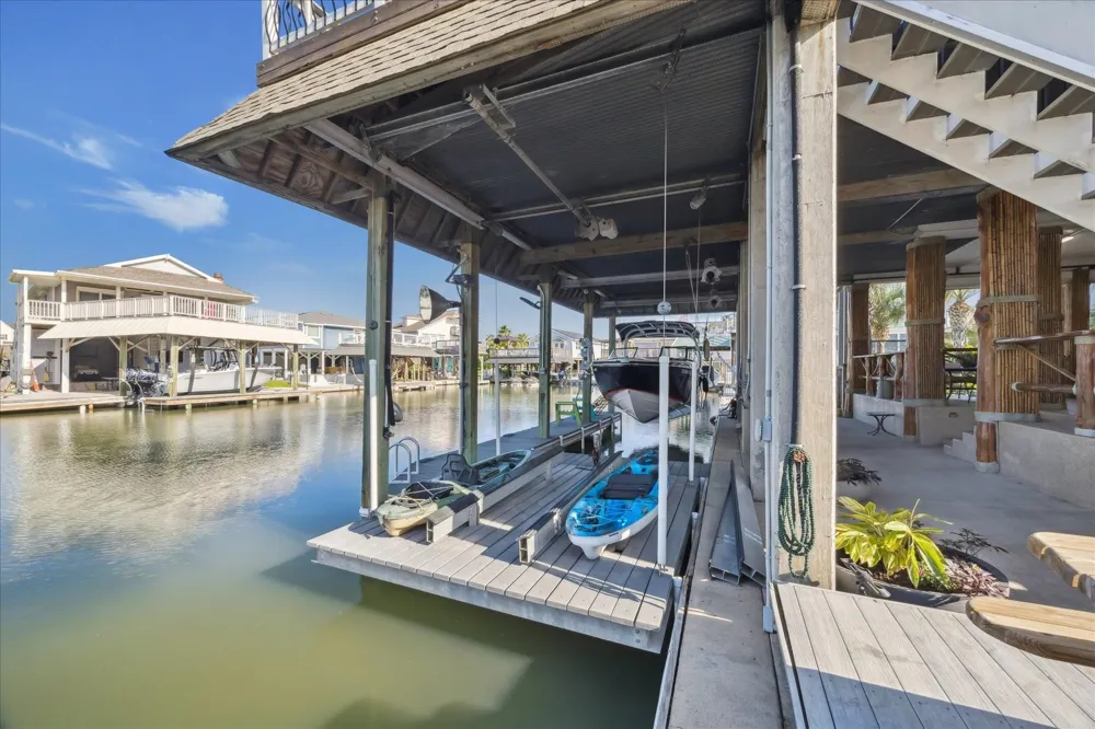 241 Tamana Drive Tiki Island, TX 77554