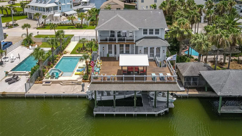 241 Tamana Drive Tiki Island, TX 77554