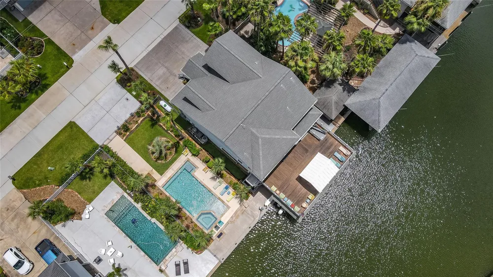 241 Tamana Drive Tiki Island, TX 77554