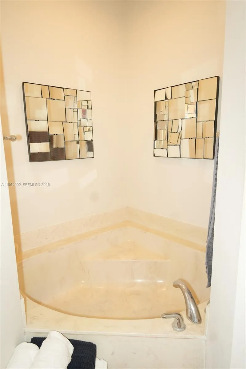 2706 Kinsington Cir #23-2 Weston, FL 33332