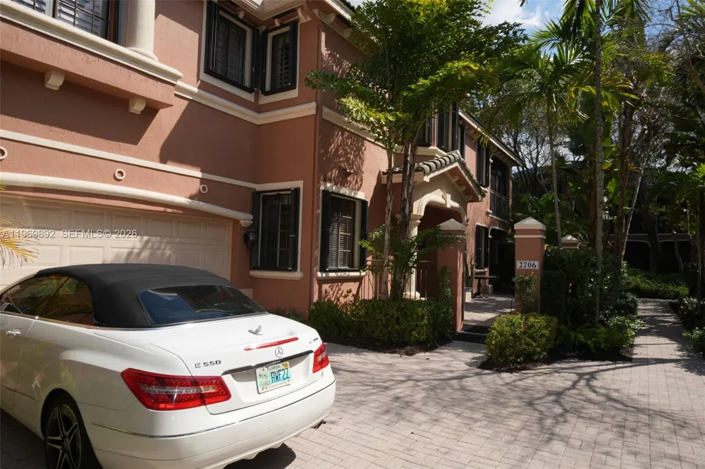 2706 Kinsington Cir #23-2 Weston, FL 33332