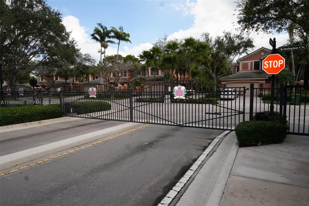 2706 Kinsington Cir #23-2 Weston, FL 33332