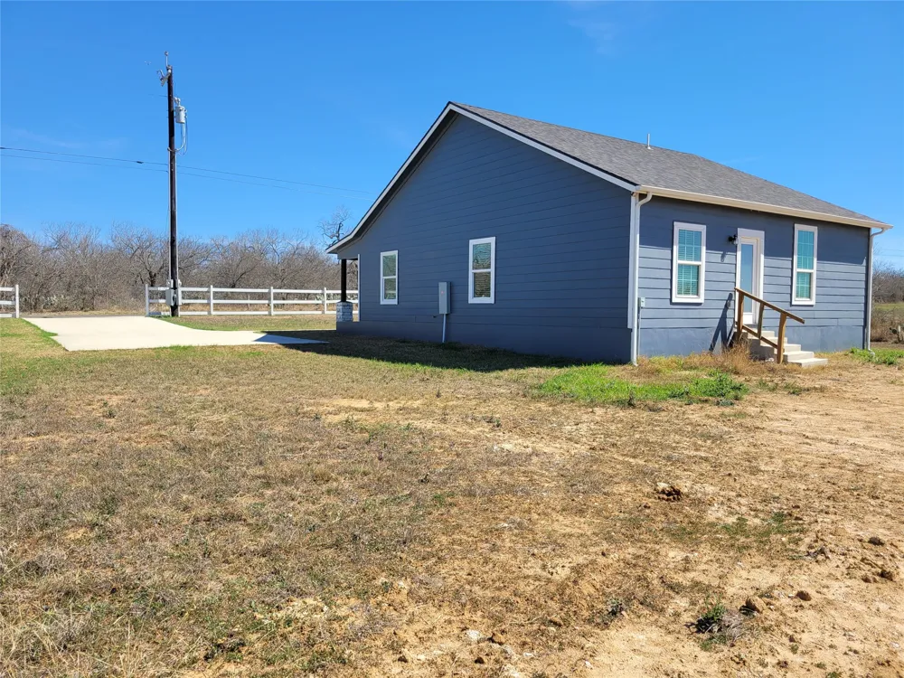 577 County Road 422 Road Stockdale, TX 78160