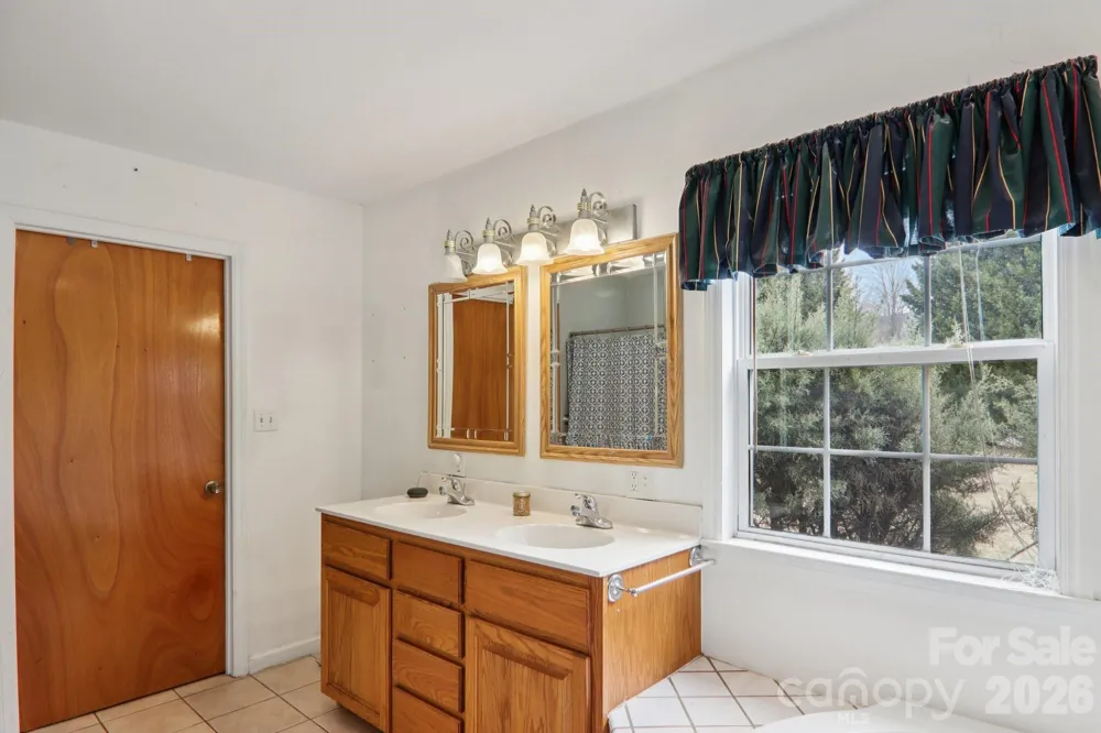 130 Crestview Street Canton, NC 28716