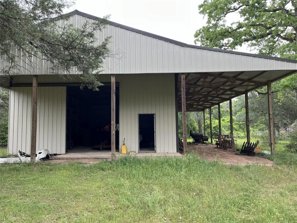 1042 Black Forest Ln Cat Spring, TX 78933