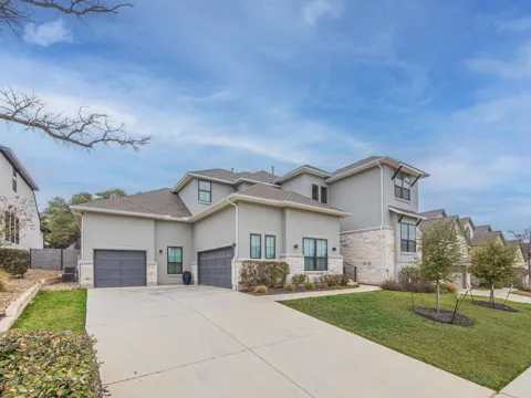 112 HOLLYTREE COURT