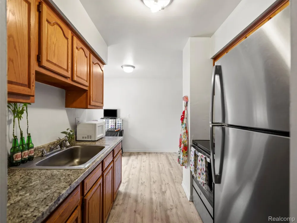 25630 Salem Roseville City, MI 48066
