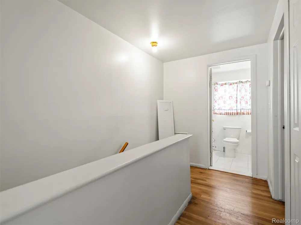 25630 Salem Roseville City, MI 48066