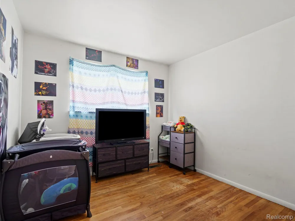 25630 Salem Roseville City, MI 48066