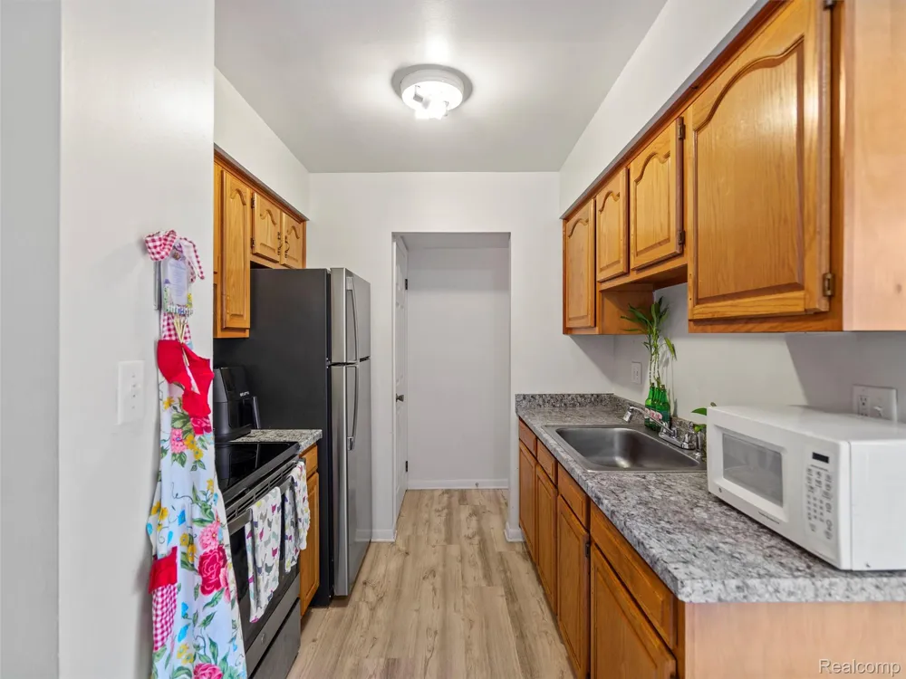 25630 Salem Roseville City, MI 48066