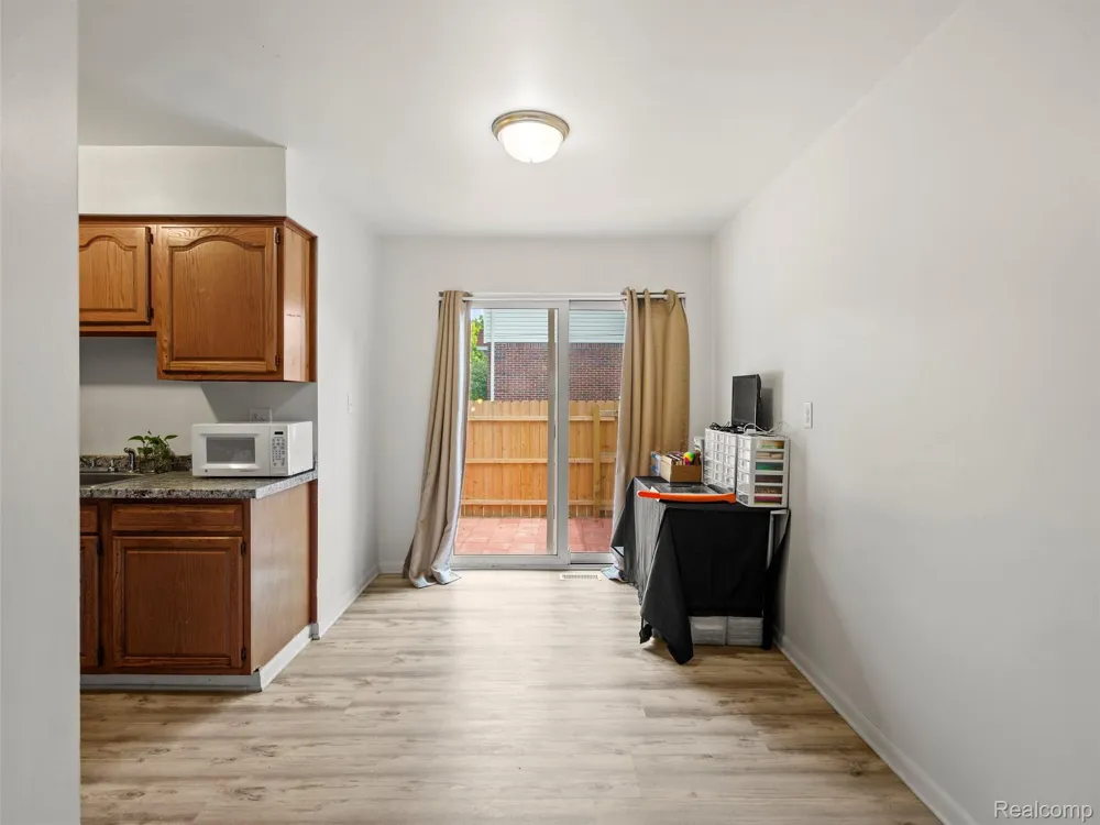 25630 Salem Roseville City, MI 48066