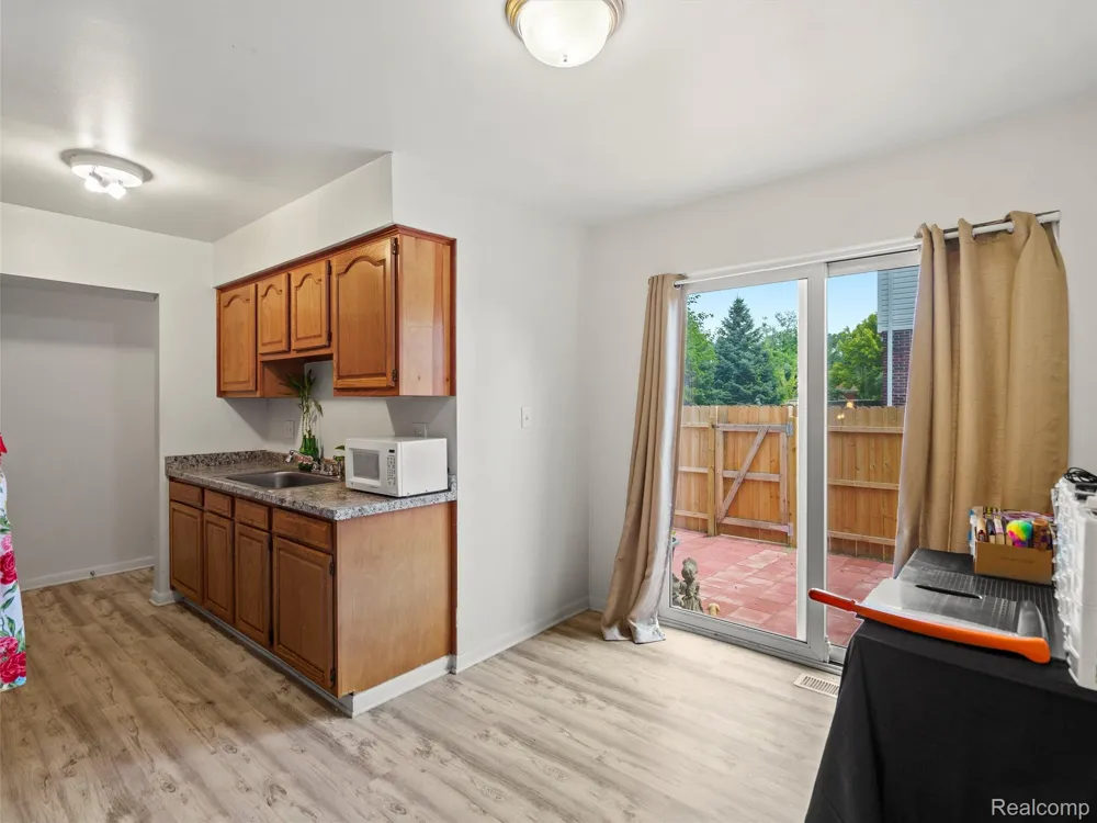 25630 Salem Roseville City, MI 48066