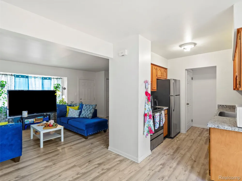 25630 Salem Roseville City, MI 48066