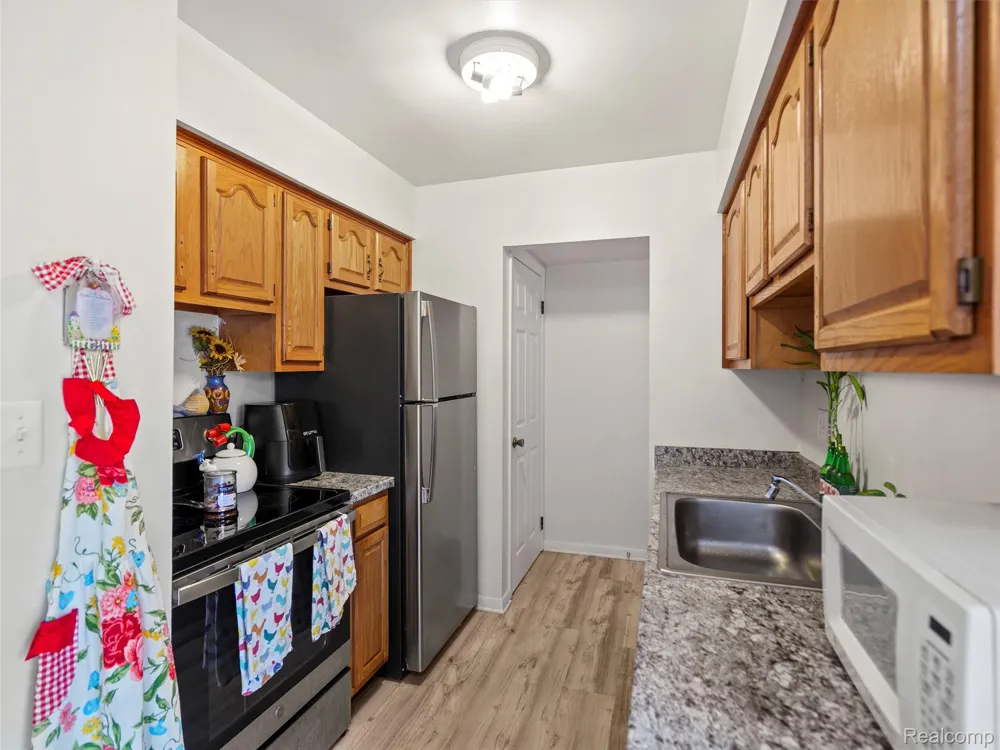25630 Salem Roseville City, MI 48066