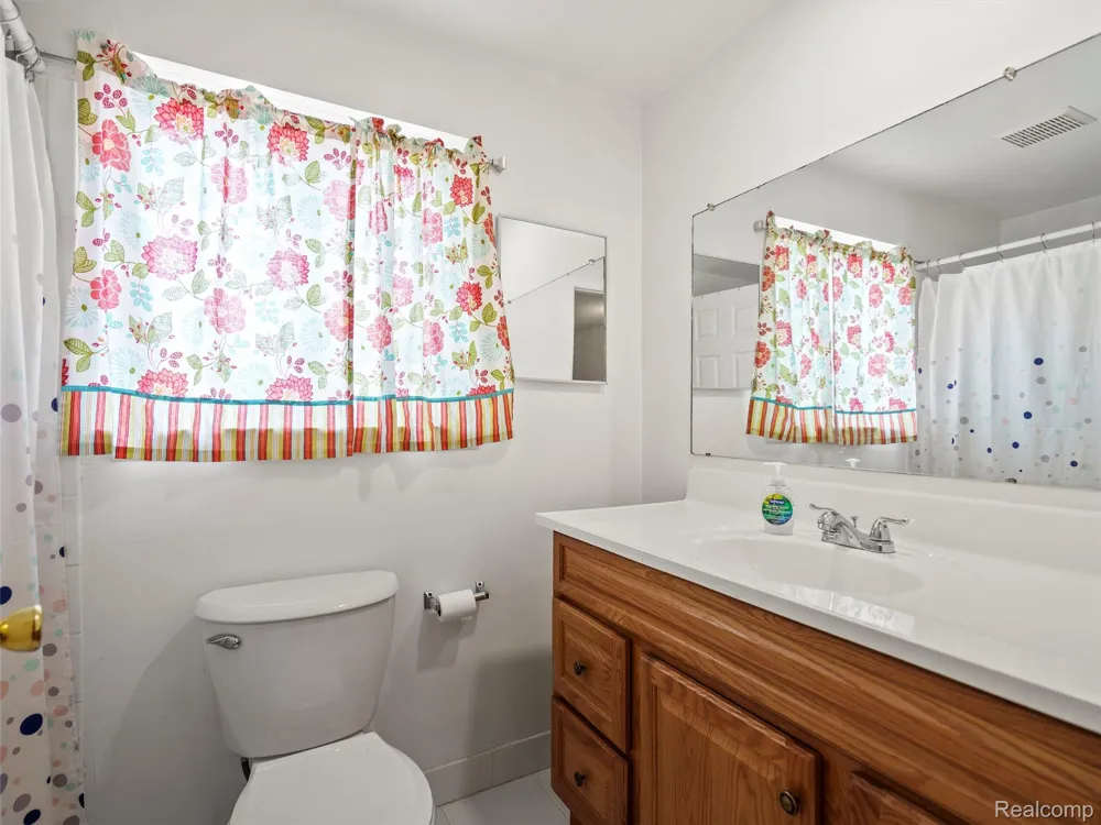 25630 Salem Roseville City, MI 48066