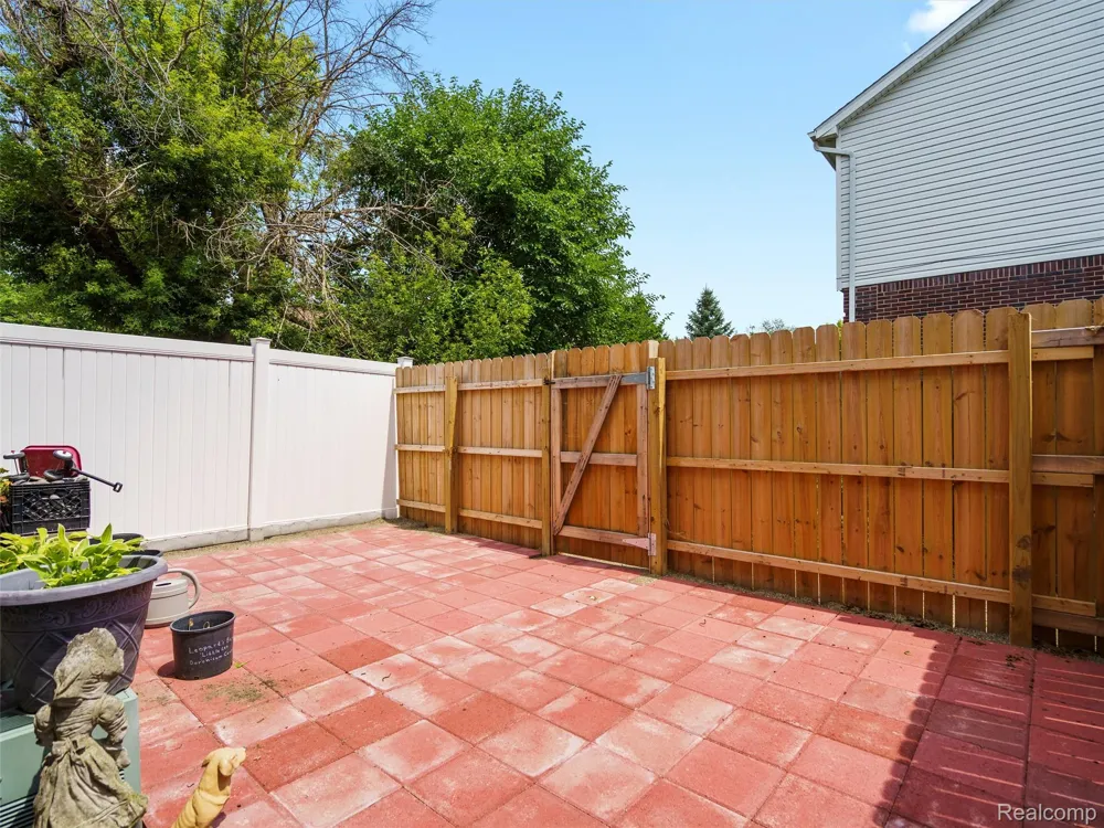 25630 Salem Roseville City, MI 48066
