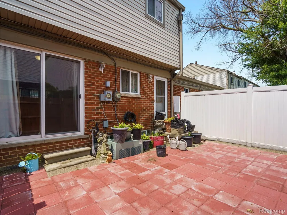 25630 Salem Roseville City, MI 48066