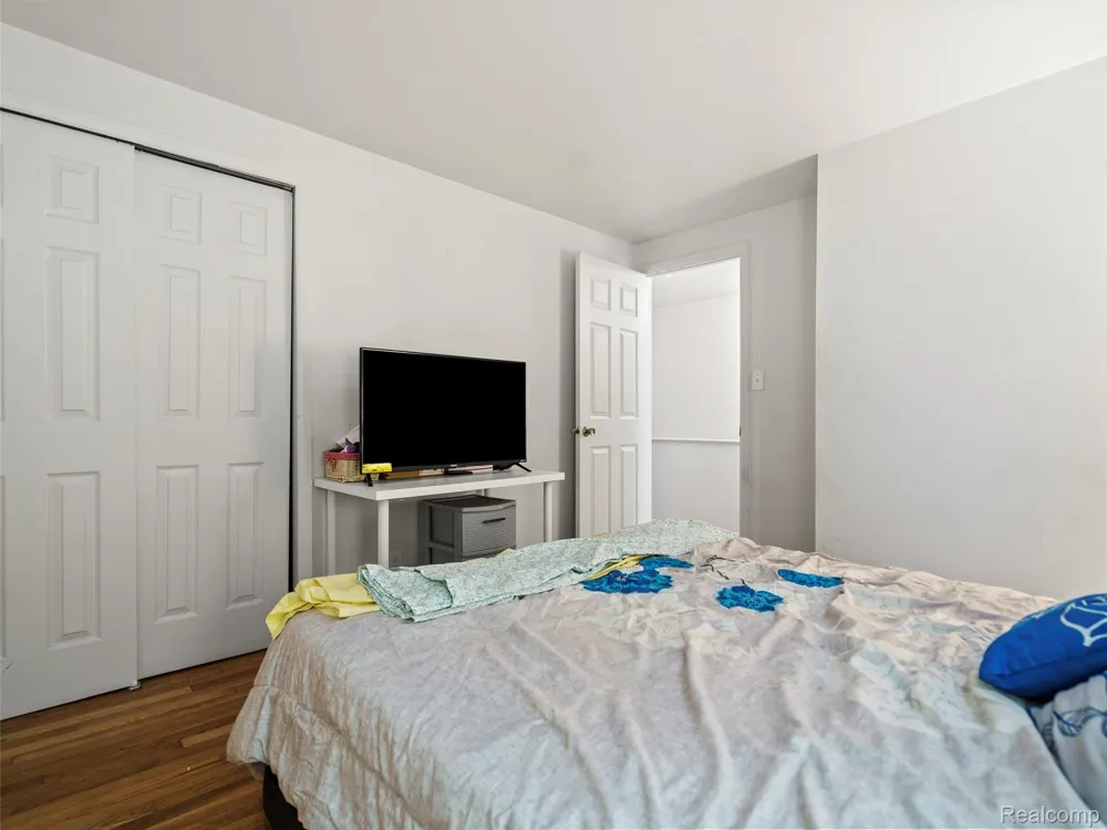 25630 Salem Roseville City, MI 48066